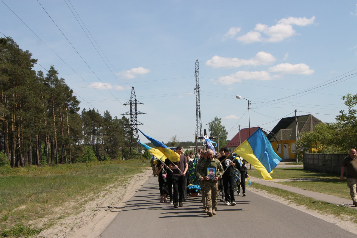 Дві донечки ніколи більше не побачать татка: напередодні Великодня на Волині попрощались з Героєм Олександром Муковським