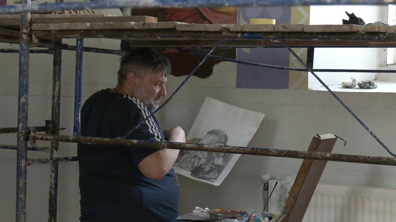 Волинські художники розписують столітню церкву на Тернопільщині