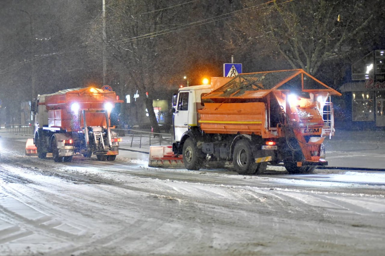 На вулицях Луцька працює снігоочисна техніка. Фото