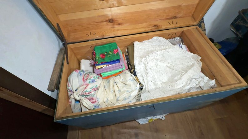 87-річна волинянка показала старовинну скриню «на придане» і клунок «на смерть»