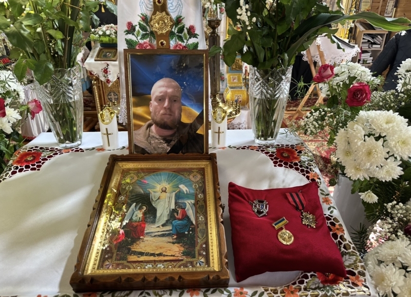 Коровай ділили на кладовищі: на Волині сотні людей прийшли попрощатися з Героєм Миколою Гацем