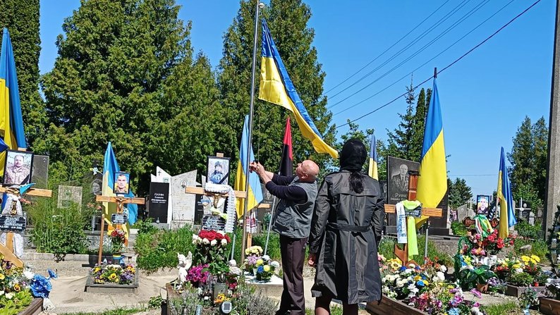 Впорядковують могили, садять квіти і замінюють прапори: родичі загиблих Героїв прибирають на кладовищі біля Луцька