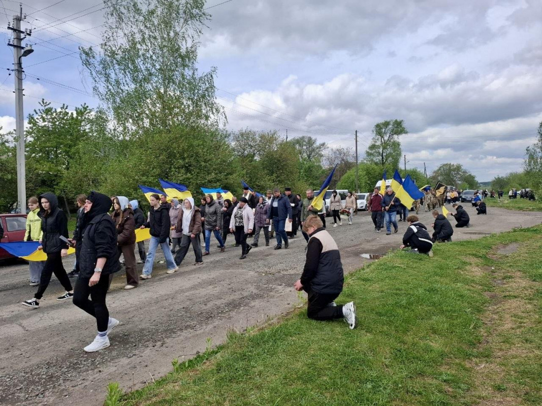 Коровай ділили на кладовищі: на Волині попрощалися із 24-річним Героєм Петром Олендром