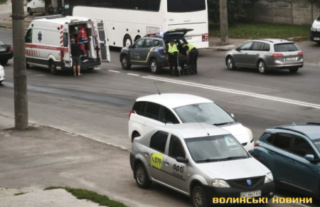 У Луцьку сталася ДТП на проспекті Відродження: жінку забрала швидка