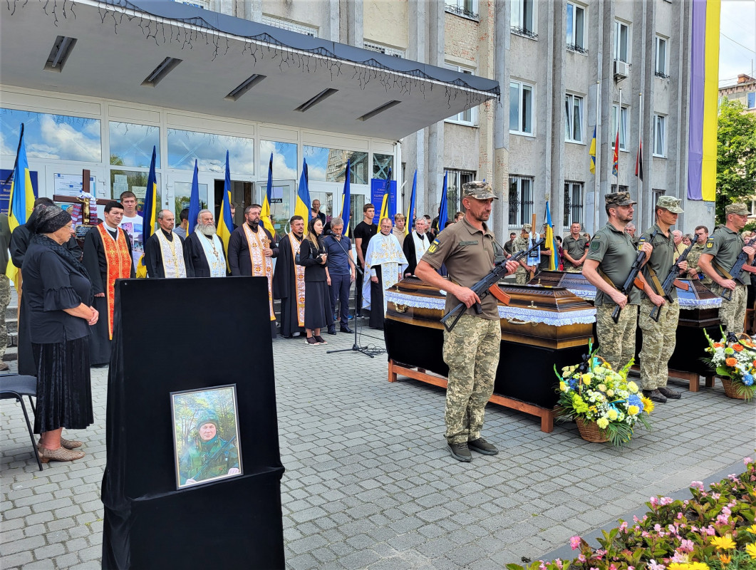 Чорний день: у громаді на Волині попрощалися одразу із двома Героями - Володимиром Лучиновичем та Олександром Берегою