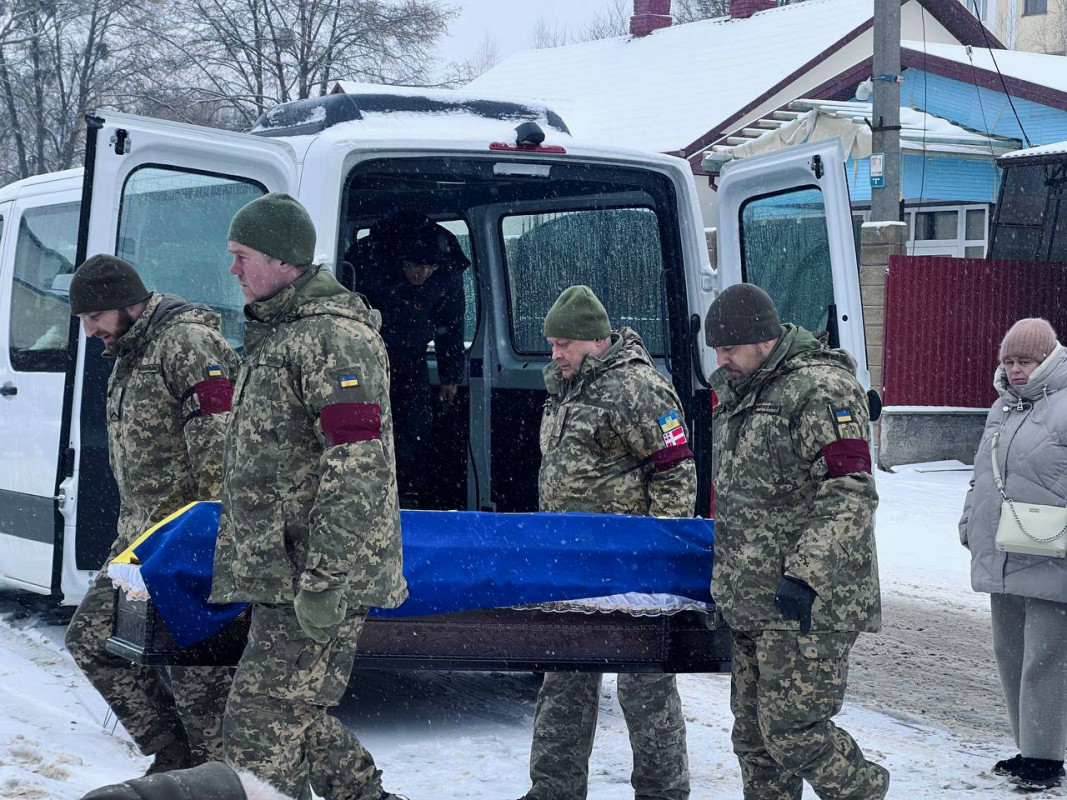 Віддав життя за Україну: волиняни провели в останню путь Героя Василя Солодуху