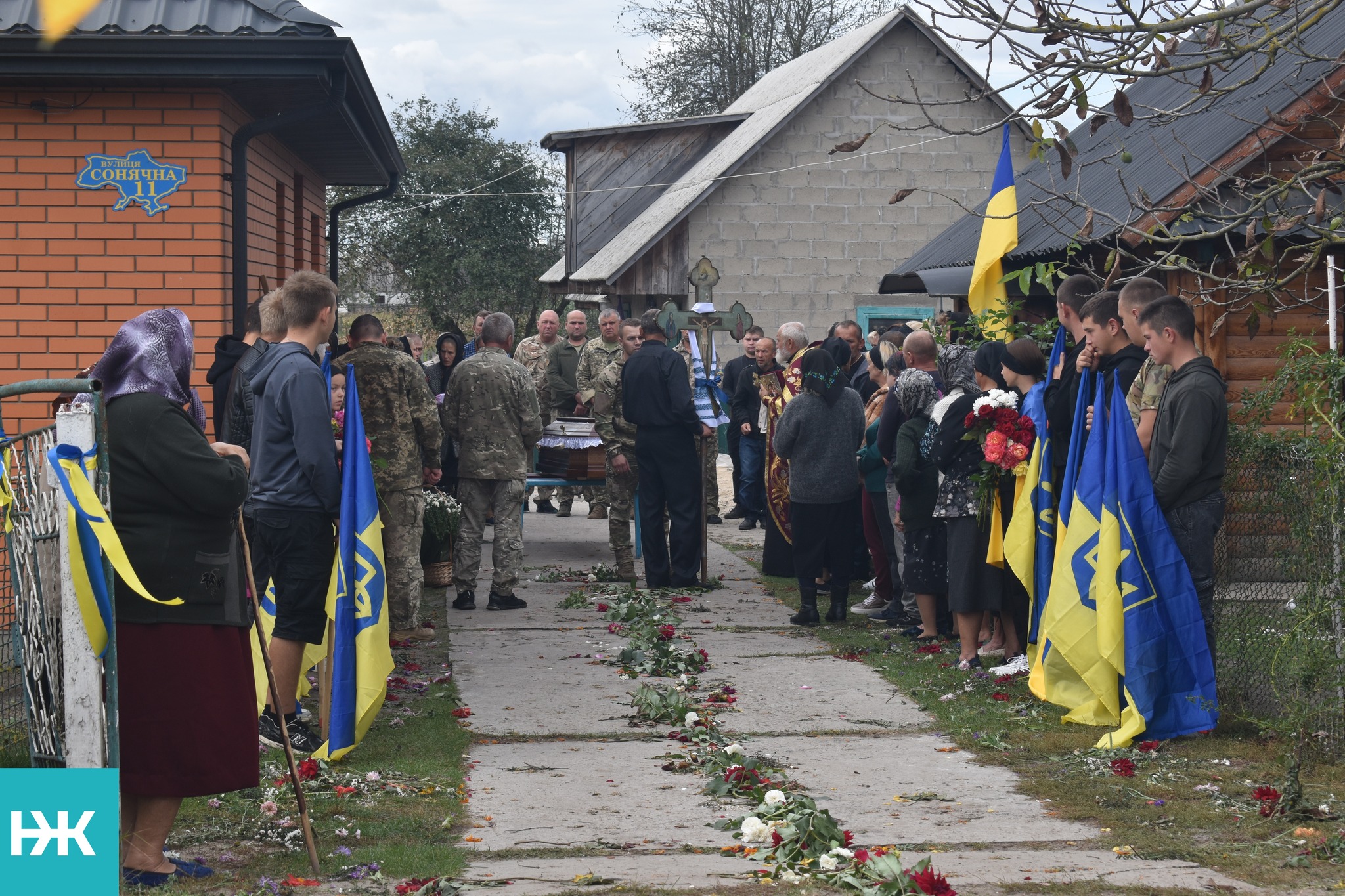 Маленька донечка втратила батька: на Волині провели в останню путь Героя Володимира Дарчича