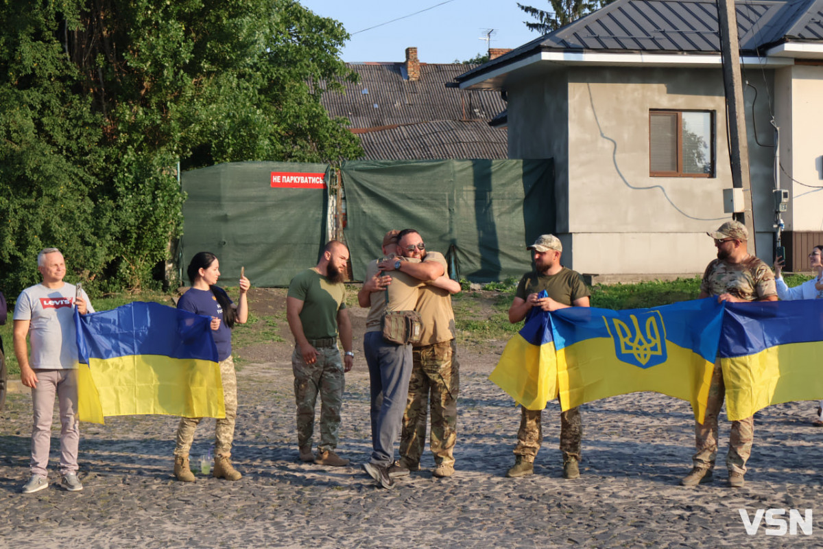 «Я взагалі не очікував, що повернуся»: у Луцьку зустріли звільненого з російського полону захисника Олександра Пришка