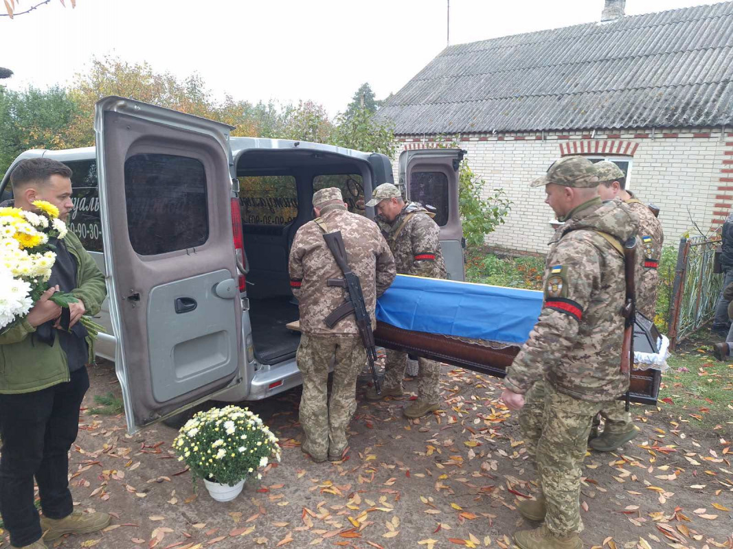 Майже півтора року вважався зниклим безвісти: на Волині провели в останню дорогу Героя Андрія Смоляра