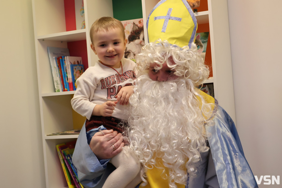 На Волині у лікарняних палатах засяяло свято: поліцейські подарували дітям день усмішок