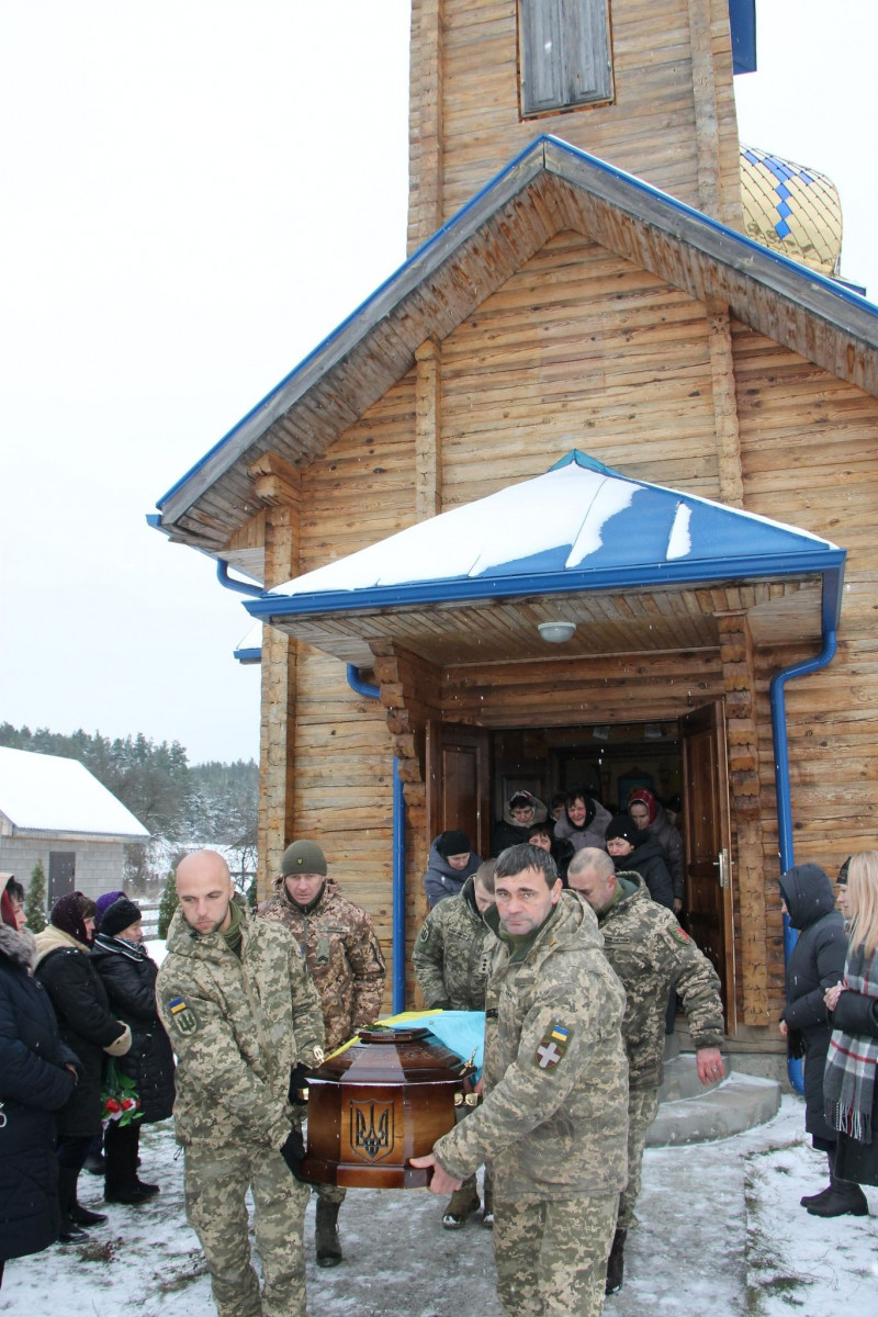 Загинув ще влітку: на Волині все село прийшло на поховання 25-річного Героя Владислава Величка