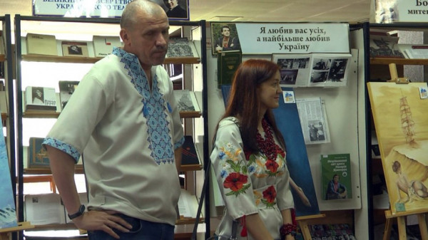 У Луцьку художник з Донеччини продає свої картини, аби допомогти ЗСУ