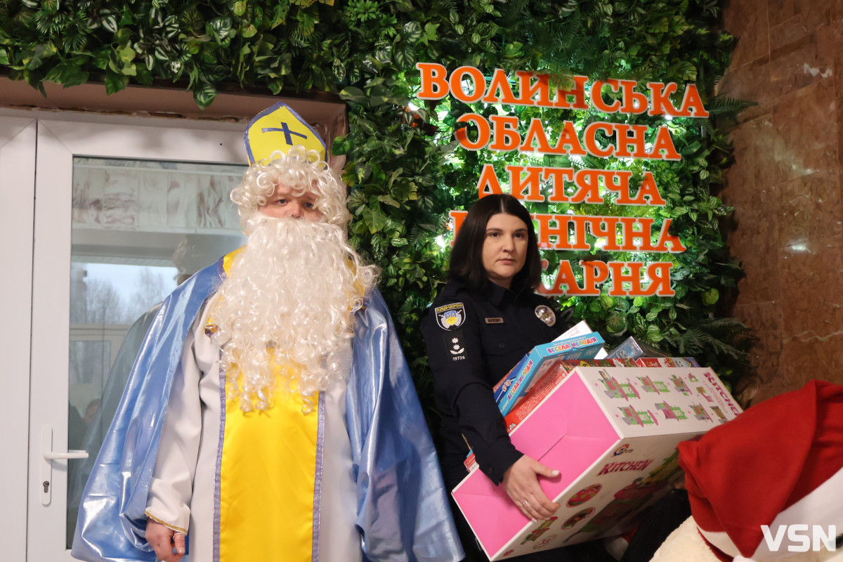 На Волині у лікарняних палатах засяяло свято: поліцейські подарували дітям день усмішок