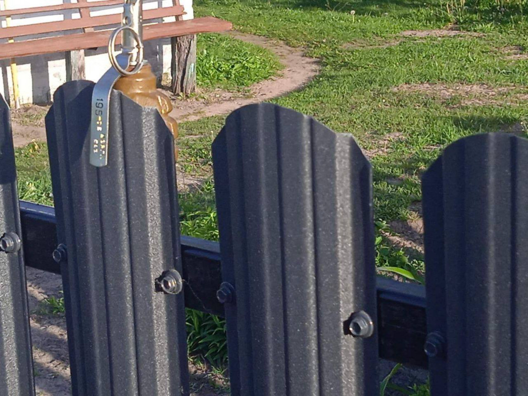 «Не можуть змиритися з переходом до ПЦУ»: у селі на Камінь-Каширщині на паркан приватного будинку почепили гранату