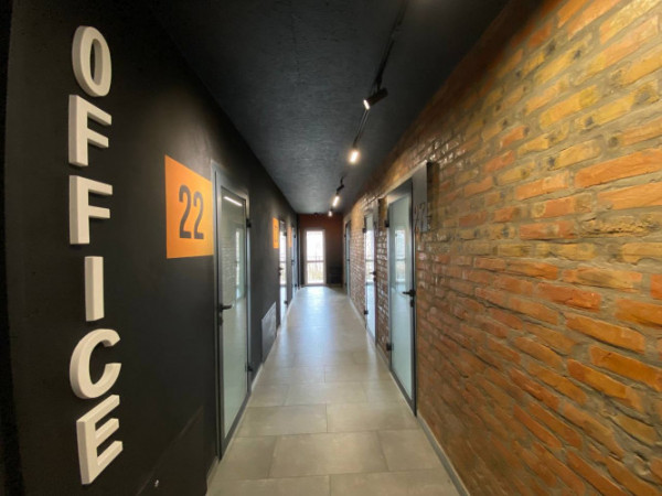 У центрі Луцька пропонують в оренду сучасне офісне приміщення