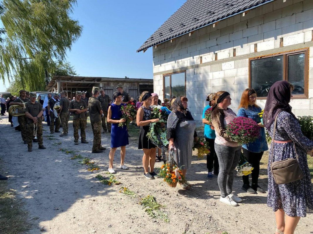 Загинув на Луганщині: на Волині попрощались із Героєм Петром Дарчиком