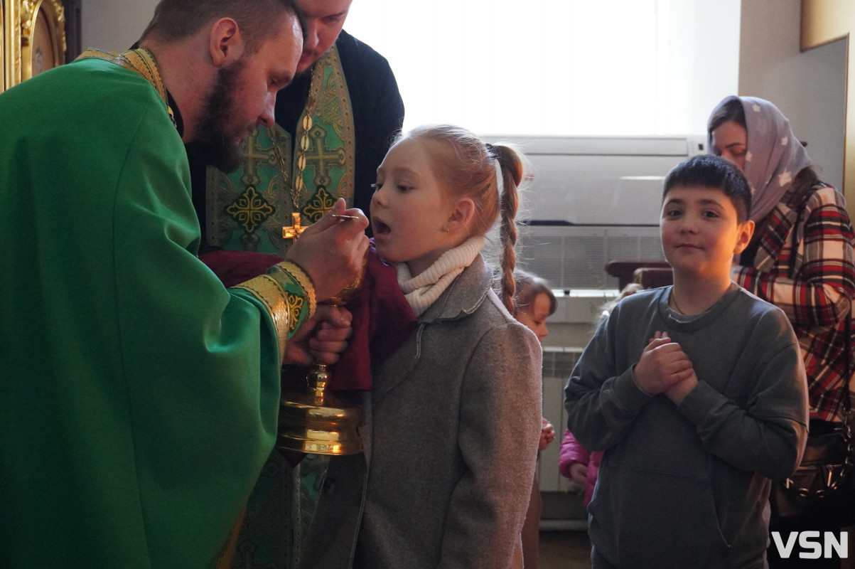 Сотні вірян прийшли освячувати вербу у головний собор Луцька. Фоторепортаж