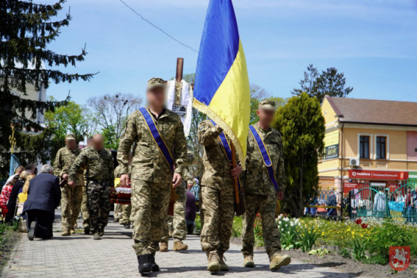 На Волині живим коридором провели в останню путь Захисника України