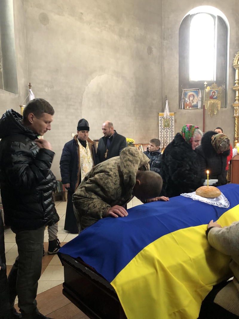 Ще зовсім недавно приїжджав у відпустку, а зараз зустріли «на щиті»: на Волині попрощалися із захисником Віталієм Рабчуном