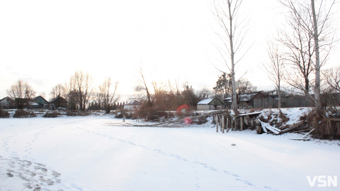 Крига 10 сантиметрів та жерлиці на щуку: фоторепортаж із зимового ставка у селі на Волині