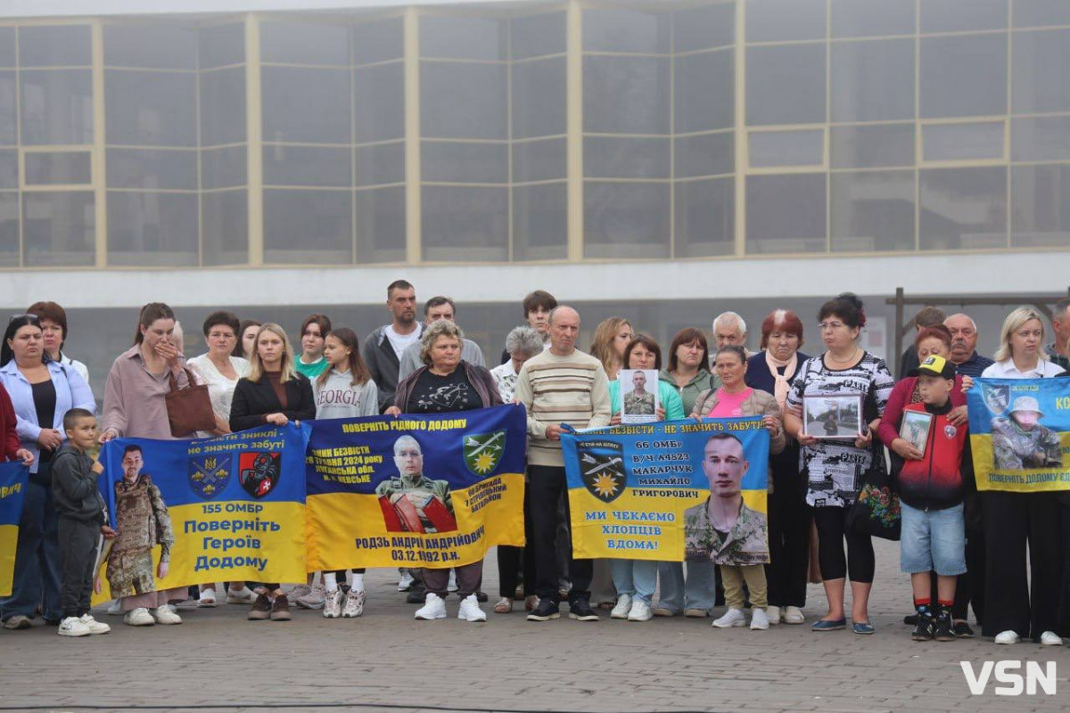 У Луцьку відкрили фотостенд «Живемо з надією. Пам’ятаємо. Чекаємо» зі світлинами безвісти зниклих воїнів