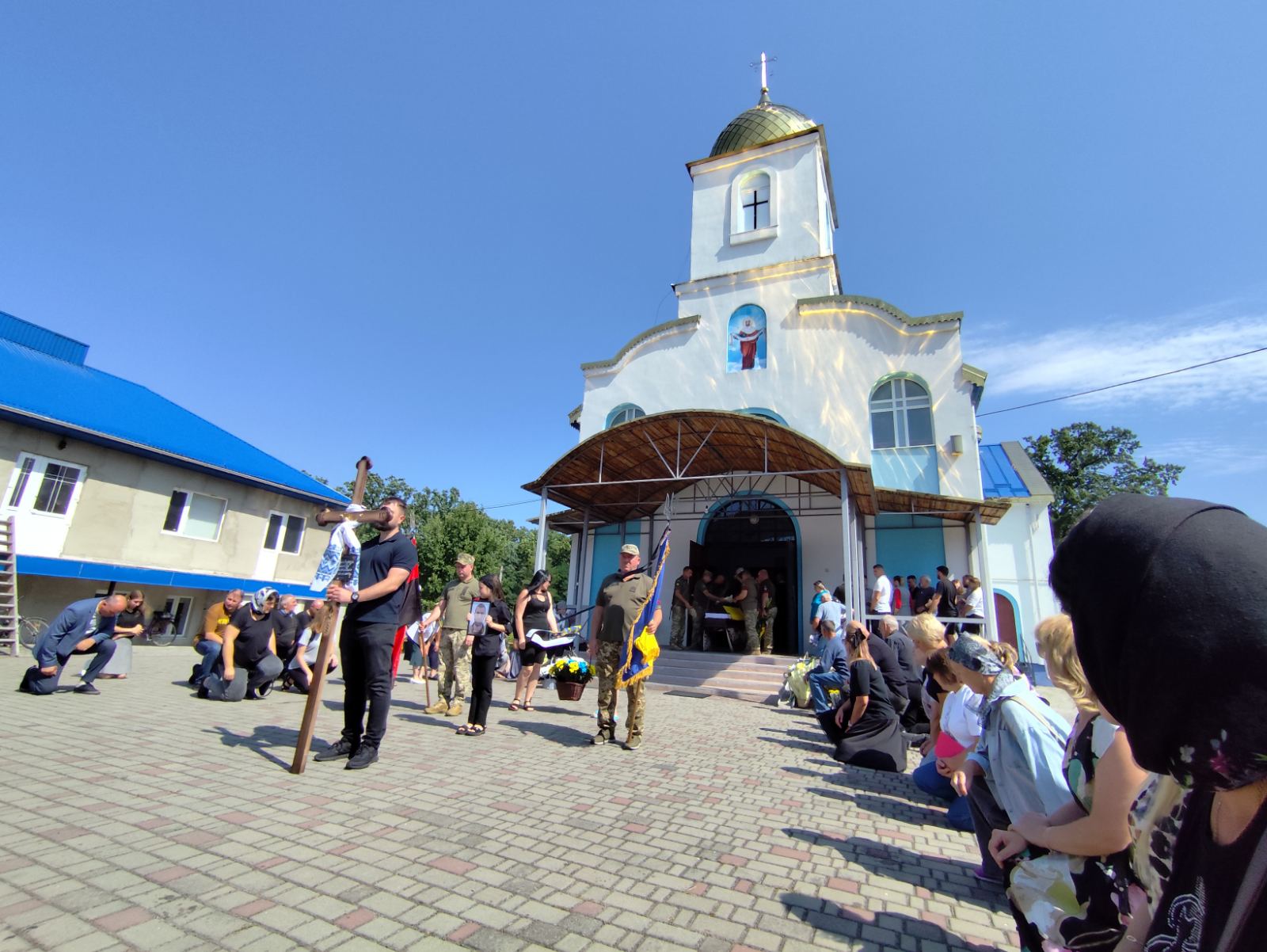 Овдовіла дружина, без батька залишилися дві донечки: на Волині попрощались з Героєм Віктором Галабурдою