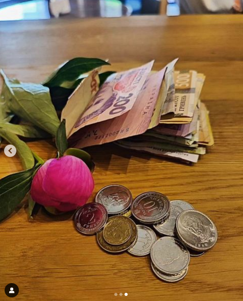 У центрі Луцька 7-річна дівчинка продавала квіти, щоб допомогти ЗСУ