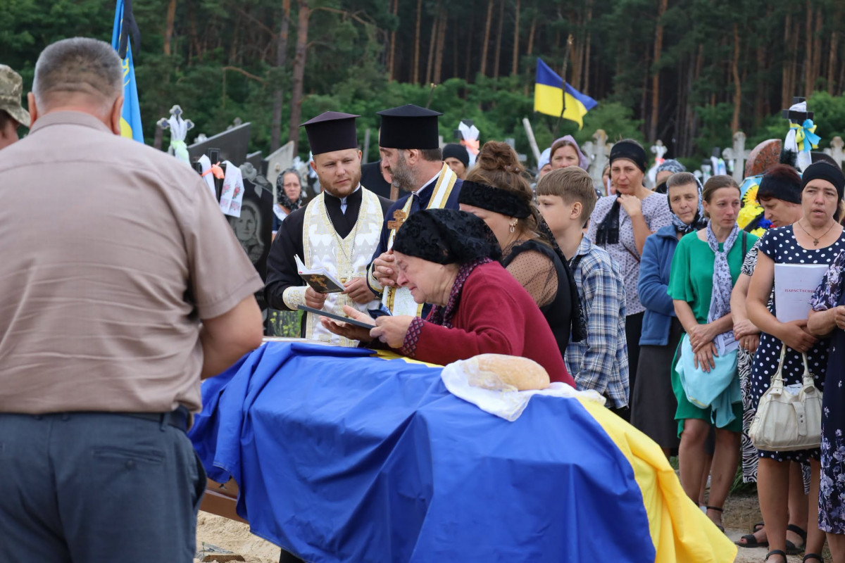 Тривалий час вважався зниклим безвісти: на Волині в останню земну дорогу провели захисника Андрія Стернічука