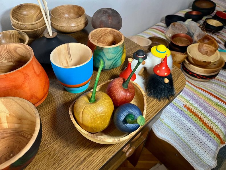 Різьбяр з Луцька майструє дерев'яні вироби - глечики, миски й інші декоративні фігури