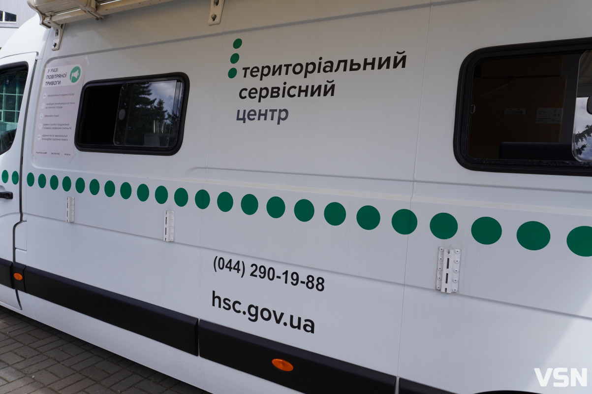 На стадіоні в Луцьку можна оформити водійські документи без черг — працює мобільний центр МВС