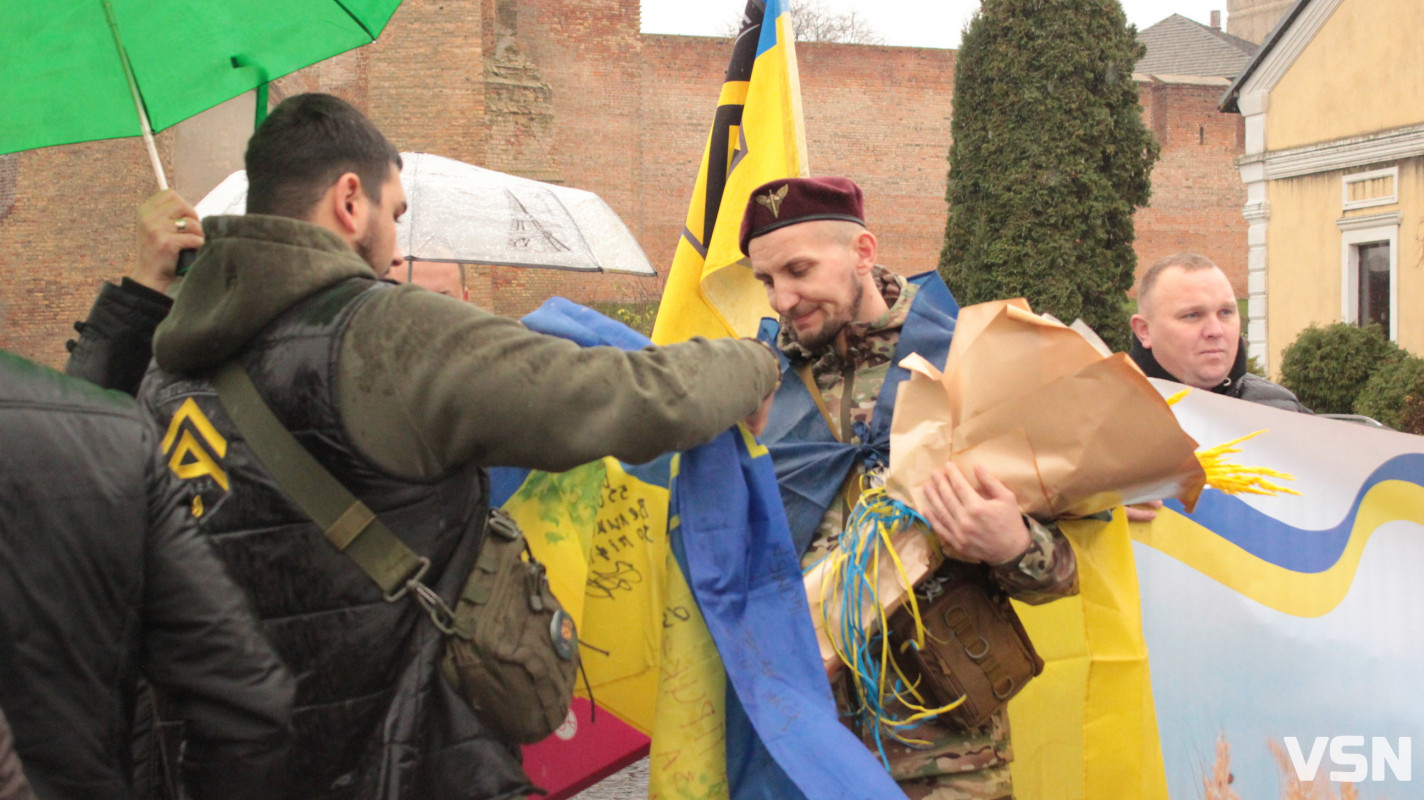 Після трьох років полону у Луцьку зустріли захисника Віталія Глєбова