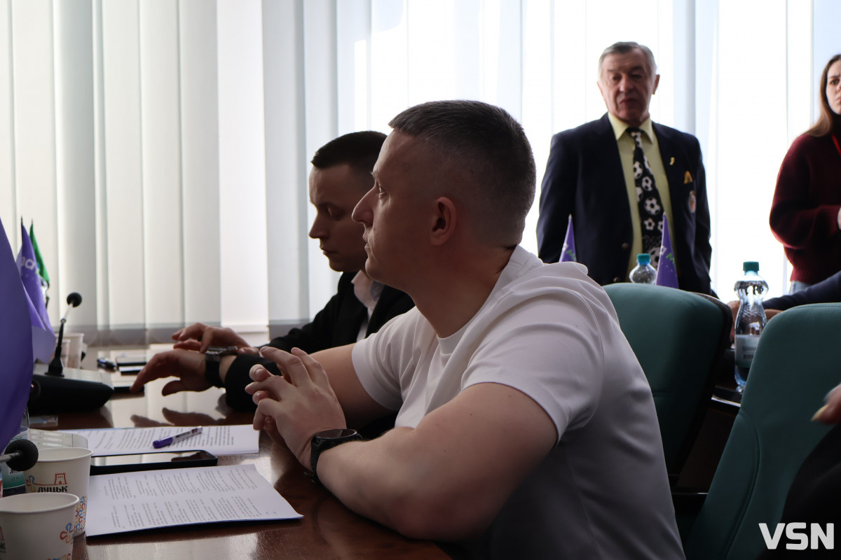 Флешмоб «Шкарпетуйся» і кадрові рішення: що відбулося на 90-й сесії Луцької міськради. Фоторепортаж