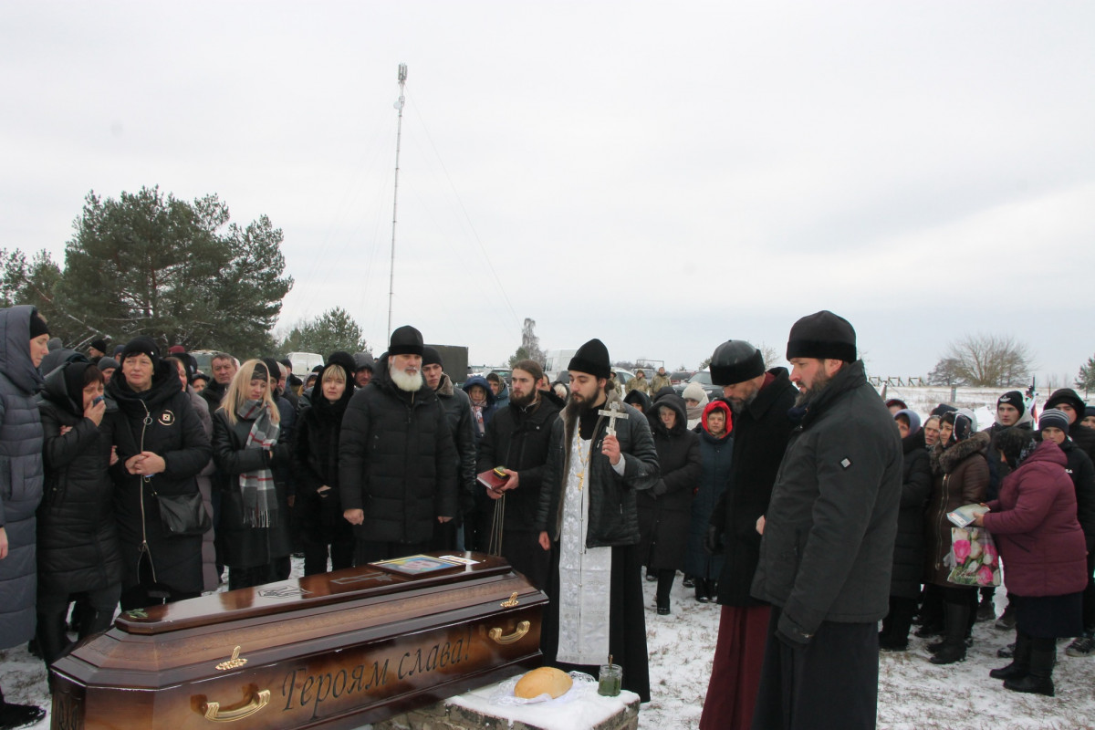 Загинув ще влітку: на Волині все село прийшло на поховання 25-річного Героя Владислава Величка