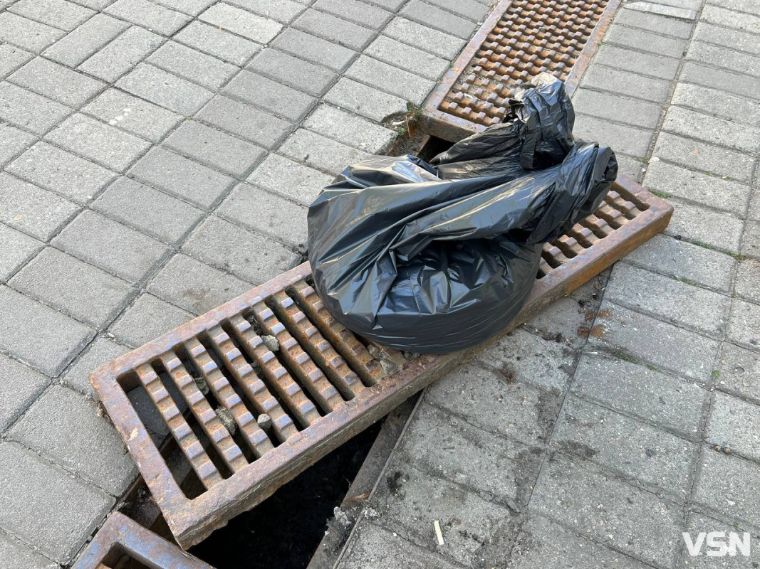 У Луцьку чистять дощоприймачі: особливості роботи та незвичні знахідки у смітті