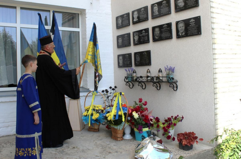 В місті на Волині брат Героя Валерія Грибчука відкрив дошку пам’яті загиблого воїна