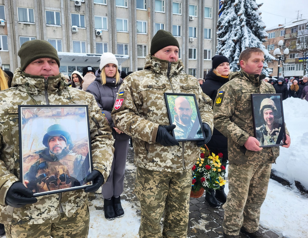 Чорний день: у громаді на Волині попрощалися відразу із трьома Героями