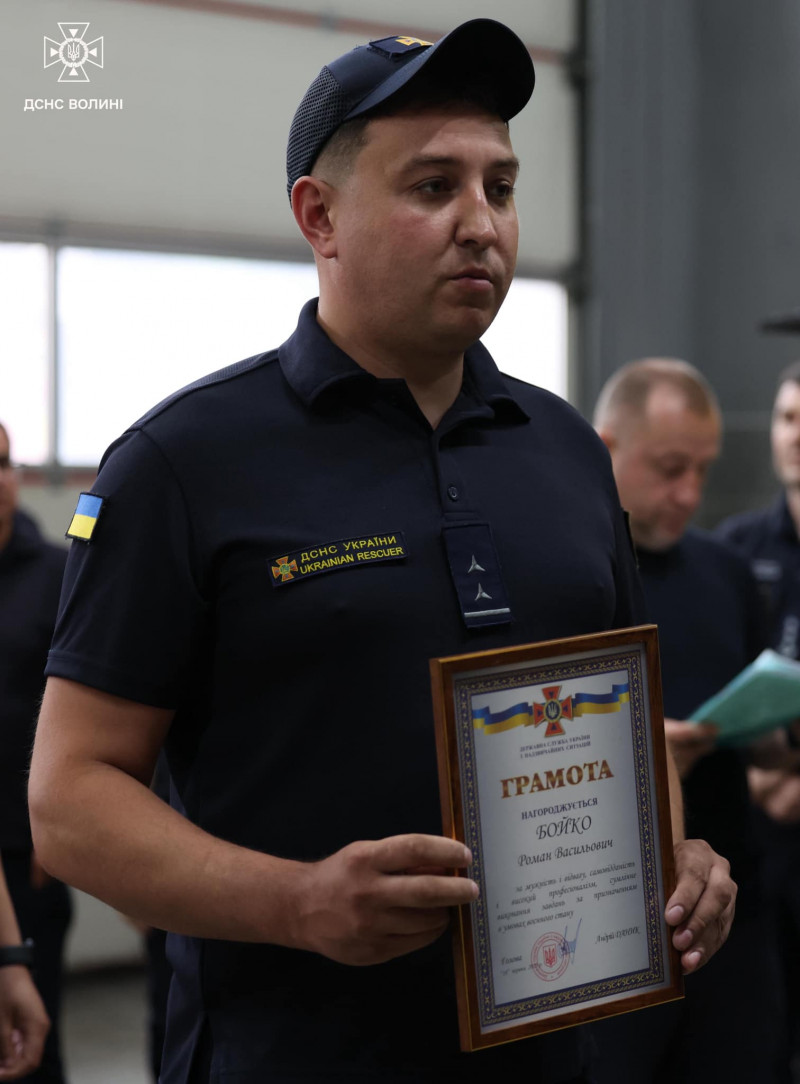 Волинських рятувальників нагородили за ліквідацію наслідків обстрілу Луцька