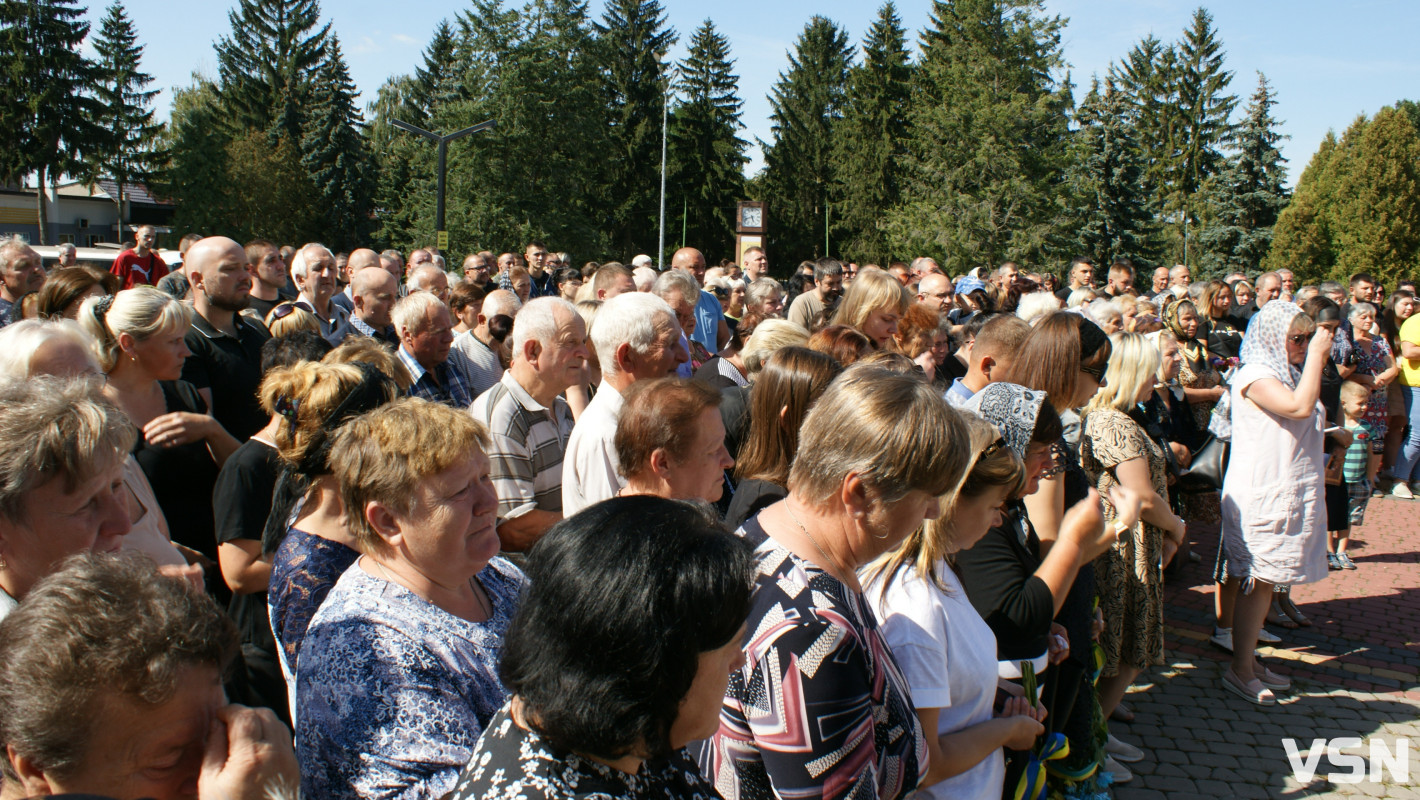 Мав незабаром одружитися: у Рожищі попрощалися із загиблим захисником Юрієм Франком