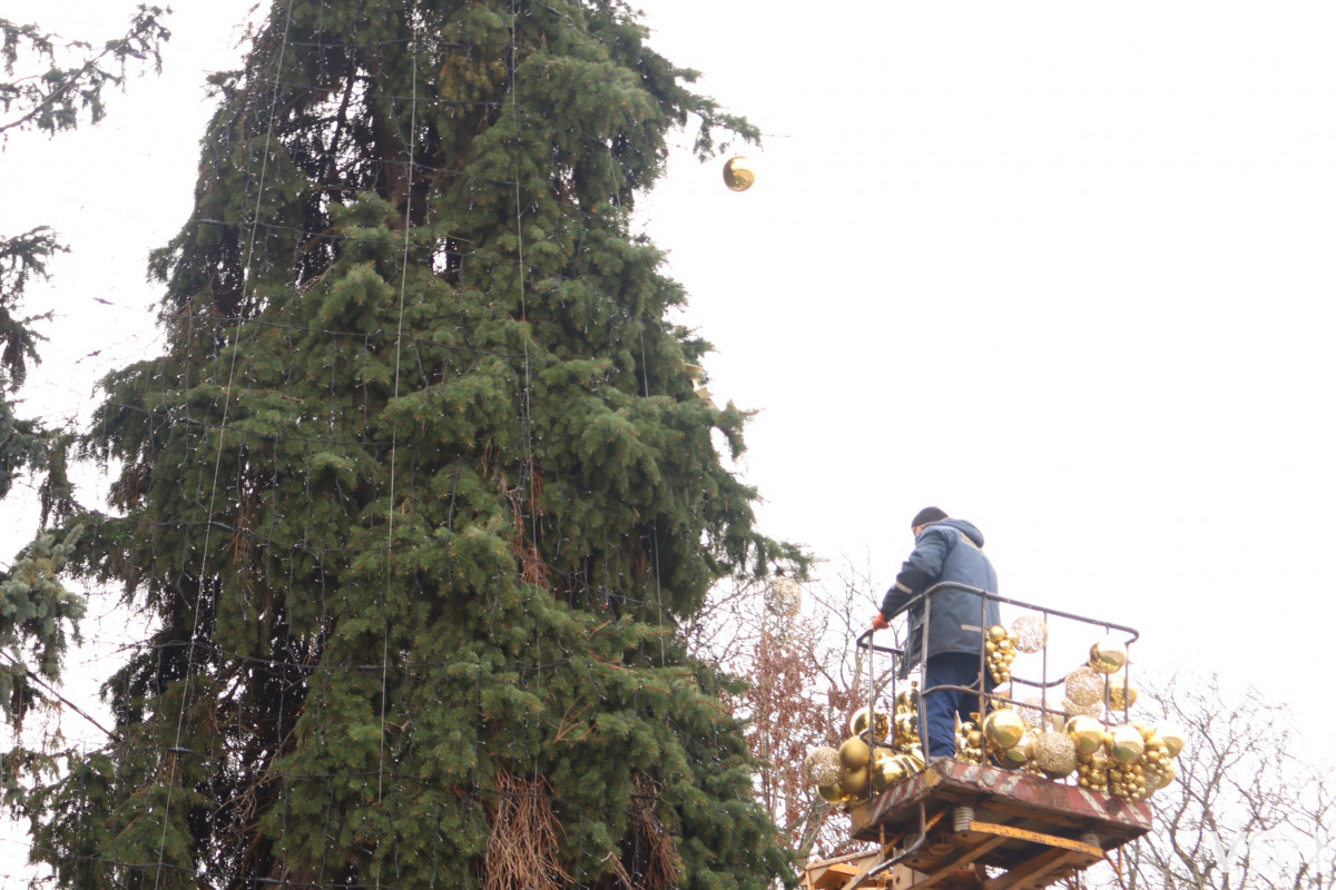 Луцьк в очікуванні свята: ялинки прикрашені, місто готується до Різдва