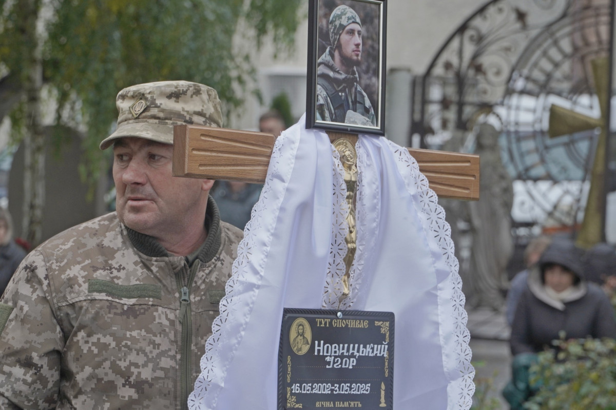 Поруч з домовиною – весільний коровай: на Волині попрощались з молодим Героєм Ігорем Новицьким