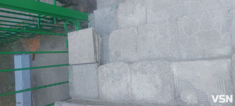 Плитка під ногами розʼїжджається: ситуація зі сходами у Волинській обласній поліклініці
