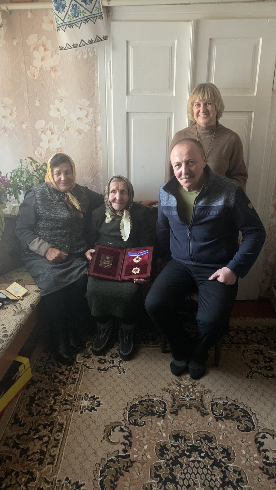 Щаслива мати, бабуся та прабабуся: у громаді на Волині з 90-річчям привітали довгожительку