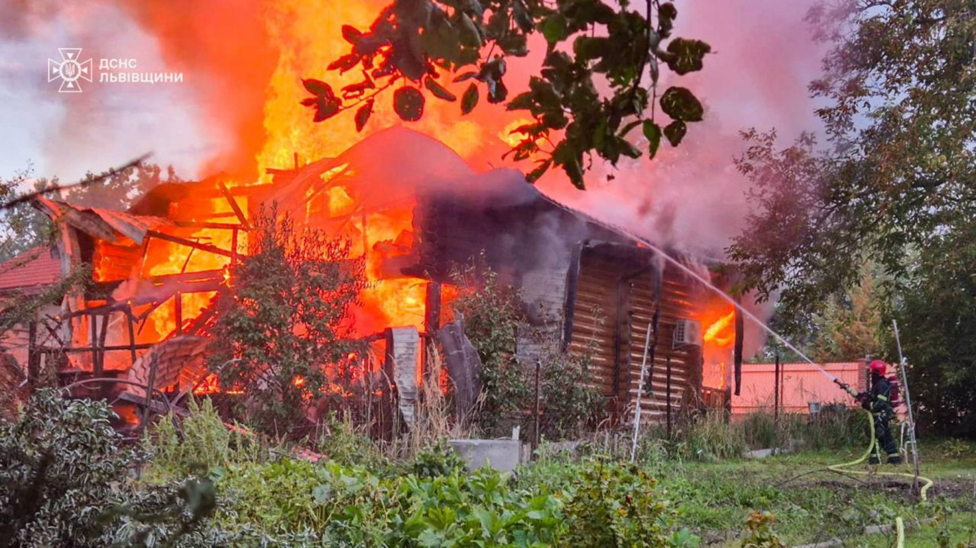У ДСНС показали наслідки російських ударів по Львову. Фото