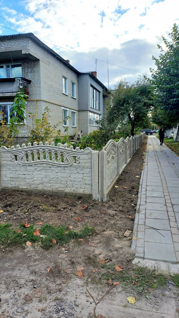 У Ківерцях біля багатоквартирних будинків замінюють паркани