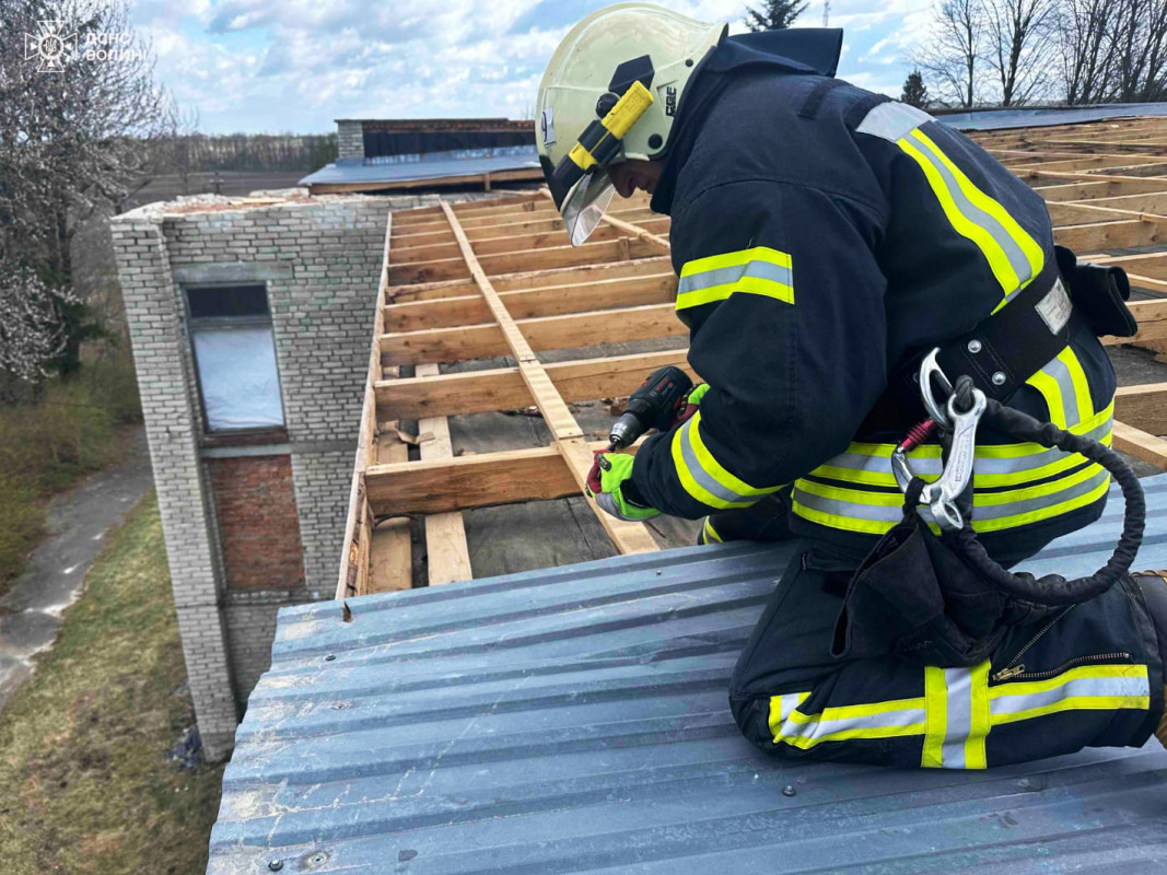 У Луцьку негода зірвала покрівлю школи