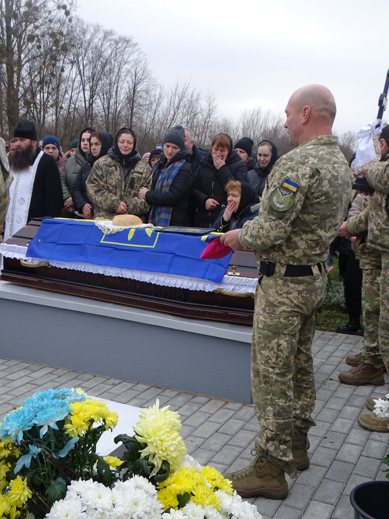 Добровольцем пішов до війська: на Волині попрощалися з Героєм Сергієм Попрійчуком