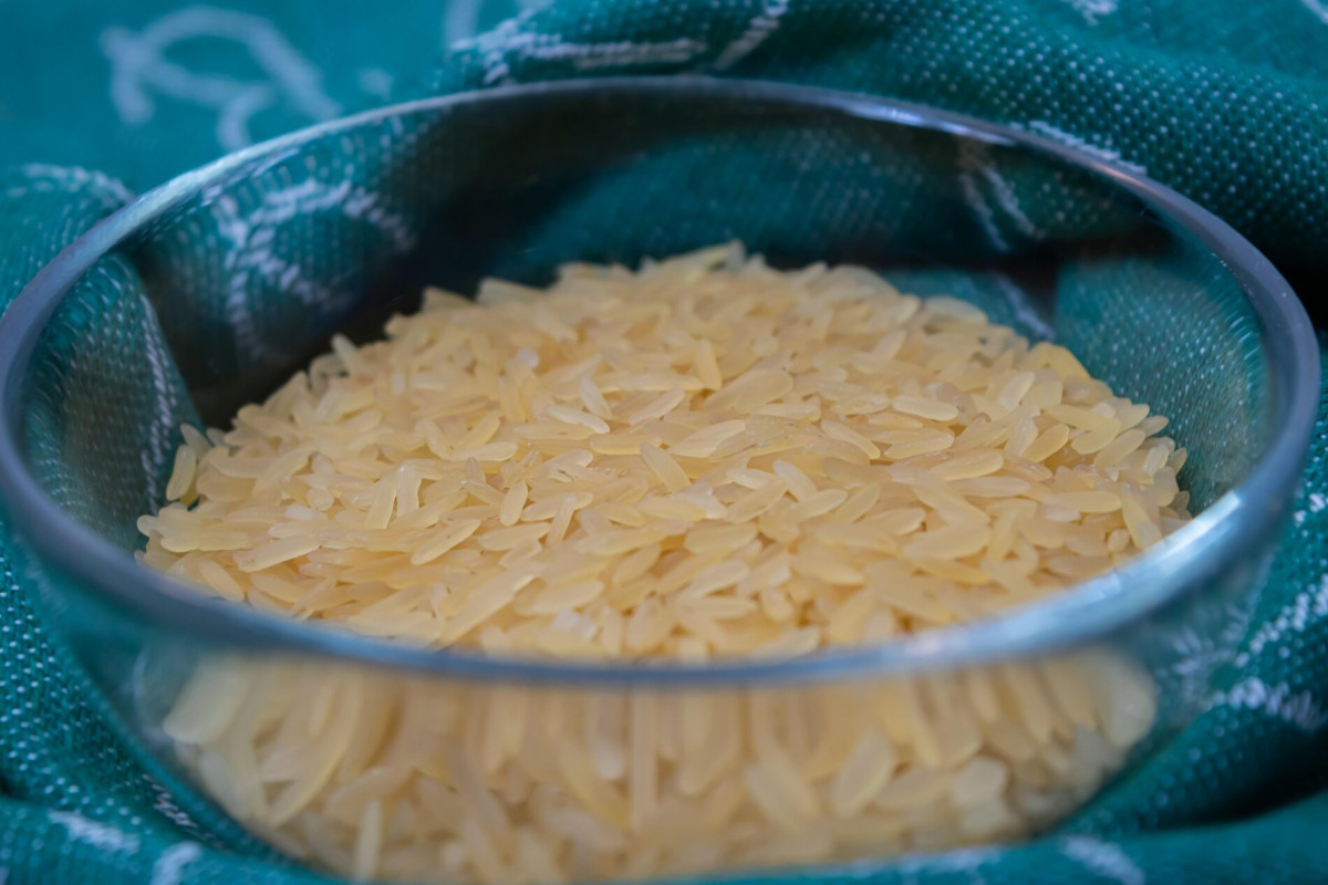 Як зварити ідеальний розсипчастий рис на плиті у каструлі: трюк із рушником під кришкою