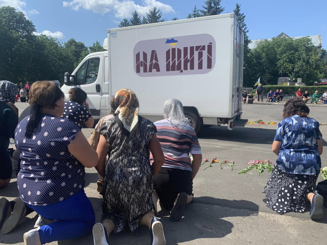 У Луцькому районі сотні людей на колінах і з встеленою квітами дорогою зустріли тіло 30-річного Героя Юрія Ковальчука