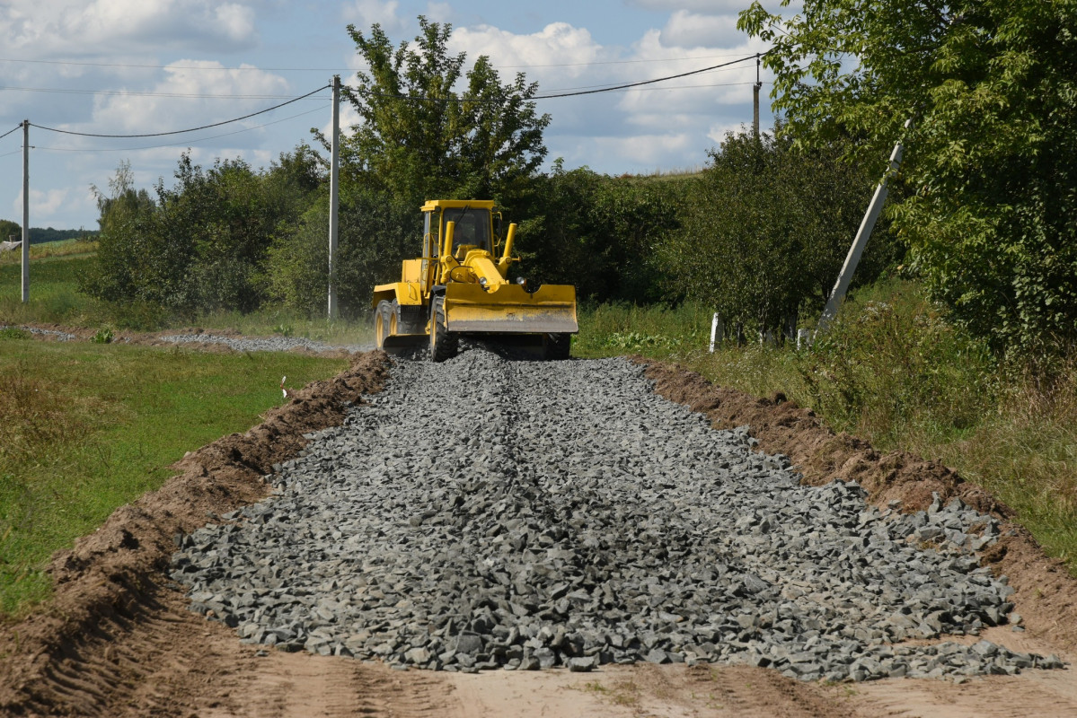 «Люди не могли доїхати та дійти додому»: у селах біля Луцька роблять масштабний ремонт доріг. Фото