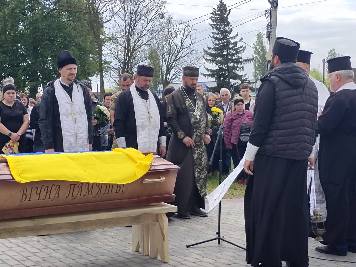 Весільний коровай ділили на кладовищі: на Волині в останню путь провели 26-річного Героя Михайла Рогу